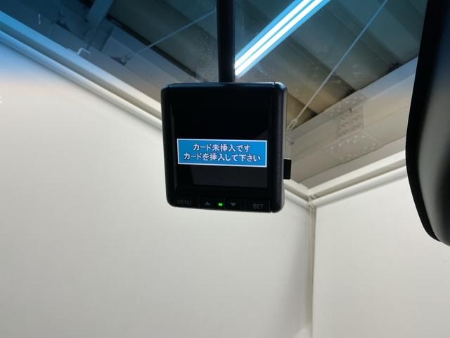 �܂����I�̎��̂��߂Ƀh���C�u���R�[�_�[�������Ă��܂��B�Փ˂����m����ƈ�莞�ԉ摜�������ۑ��ł���̂ň��S�ł�