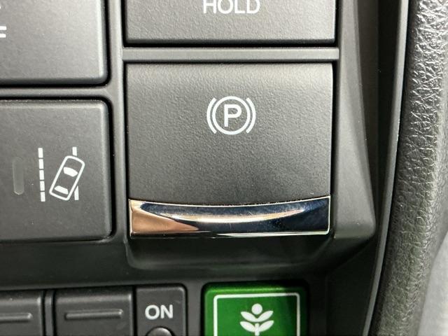 �p�[�L���O�u���[�L�̓X�}�[�g�ȓd�q���䎮�ƍ��킹�ďa�؎����Ƀu���[�L�y�_�����瑫�𗣂��Ă���ԏ�Ԃ�ێ����Ă����I�[�g�u���[�L�z�[���h�@�\�ŉ^�]���y�ɂȂ�܂��B�X�^�[�g�̓A�N�Z���y�_���𓥂ނ���