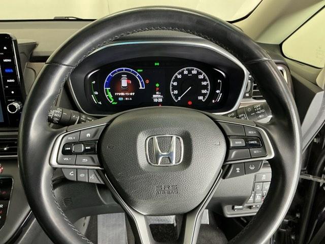 �X�e�A�����O�E�葤�Ɉ��S�^�]�x���@�\�̃z���_�Z���V���O���R���g���[������X�C�b�`�A���葤�ɃI�[�f�B�I�֘A�̃R���g���[���X�C�b�`��z�u�A��������炷���ƂȂ��^�]�ɏW���ł��܂�