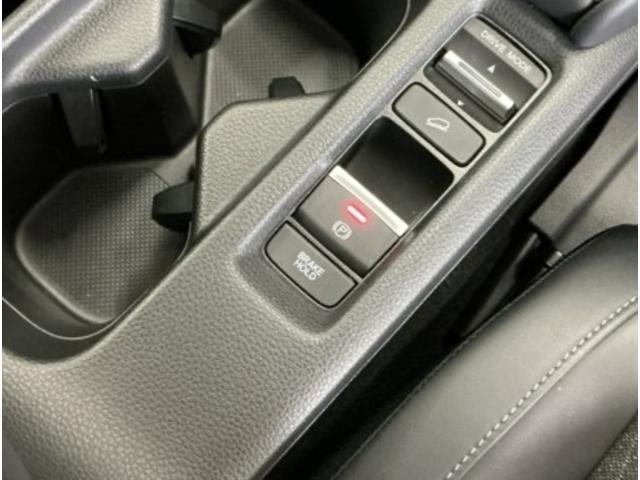 �p�[�L���O�u���[�L�̓X�}�[�g�ȓd�q���䎮�ƍ��킹�ďa�؎����Ƀu���[�L�y�_�����瑫�𗣂��Ă���ԏ�Ԃ�ێ����Ă����I�[�g�u���[�L�z�[���h�@�\�ŉ^�]���y�ɂȂ�܂��B�X�^�[�g�̓A�N�Z���y�_���𓥂ނ���