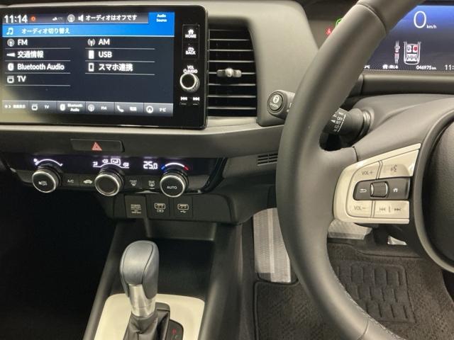 フィット ｅ：ＨＥＶホーム　ドラレコ　ナビ　Ｒカメラ　ブルートゥース　フルセグ地デジＴＶ　助手席エアバック　衝突軽減ブレ－キ　前後障害物センサー　アクティブクルーズコントロール　Ｂモニター　ＥＴＣ付　整備記録簿　ＵＳＢ　Ｄレコ（3枚目）