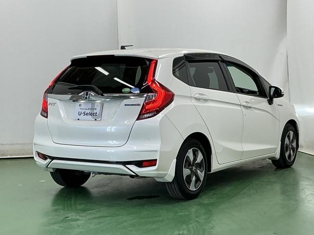 フィットハイブリッド Ｌホンダセンシング　ナビ　Ｒカメラ　ブルートゥース　フルセグ　ヘッドライトＬＥＤ　セキュリティアラーム　運転席エアバッグ　記録簿　横滑り防止機能　サイドエアバッグ　ＤＶＤ再生　キーレス　オートクルーズ　ＥＴＣ車載器（8枚目）