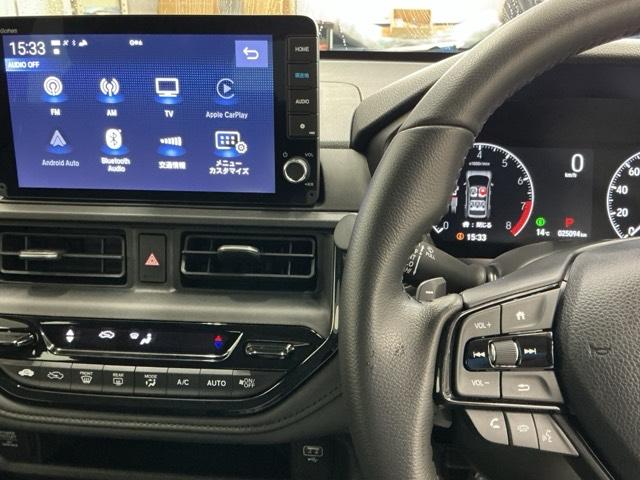 �z���_�����������[�i�r���ڂȂ̂ŁA�����ւ̃h���C�u�����C���������I�X�e�A�����O���葤�ɃI�[�f�B�I�֘A�̃R���g���[���X�C�b�`��z�u���Ă��܂��B���쎞�͎�������炷���ƂȂ��^�]�ɏW���ł��܂�