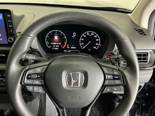 �X�e�A�����O�E�葤�Ɉ��S�^�]�x���@�\�̃z���_�Z���V���O���R���g���[������X�C�b�`�A���葤�ɃI�[�f�B�I�֘A�̃R���g���[���X�C�b�`��z�u�A��������炷���ƂȂ��^�]�ɏW���ł��܂�