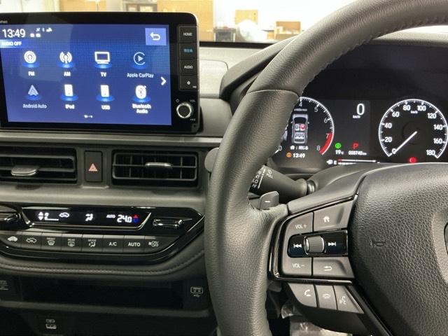 �z���_�����������[�i�r���ڂȂ̂ŁA�����ւ̃h���C�u�����C���������I�X�e�A�����O���葤�ɃI�[�f�B�I�֘A�̃R���g���[���X�C�b�`��z�u���Ă��܂��B���쎞�͎�������炷���ƂȂ��^�]�ɏW���ł��܂�