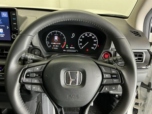 �X�e�A�����O�E�葤�Ɉ��S�^�]�x���@�\�̃z���_�Z���V���O���R���g���[������X�C�b�`�A���葤�ɃI�[�f�B�I�֘A�̃R���g���[���X�C�b�`��z�u�A��������炷���ƂȂ��^�]�ɏW���ł��܂�