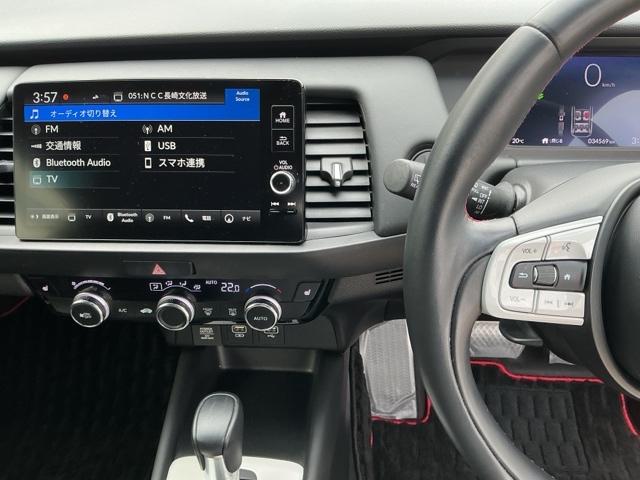 フィット ｅ：ＨＥＶホーム２０周年特別仕様車カーサ　ドラレコ　ナビ　Ｒカメラ　ブルートゥース　前後障害物センサー　ＥＴＣ　ＬＥＤライト　ＵＳＢ　シートヒーター　フルセグ　オートクルーズコントロール　ＡＢＳ　横滑り防止装置　ドライブレコーダー　記録簿（3枚目）