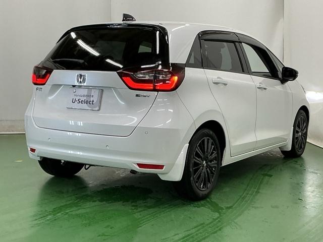 フィット ｅ：ＨＥＶホーム２０周年特別仕様車カーサ　ドラレコ　ナビ　Ｒカメラ　ブルートゥース　前後障害物センサー　ＥＴＣ　ＬＥＤライト　ＵＳＢ　シートヒーター　フルセグ　オートクルーズコントロール　ＡＢＳ　横滑り防止装置　ドライブレコーダー　記録簿（8枚目）