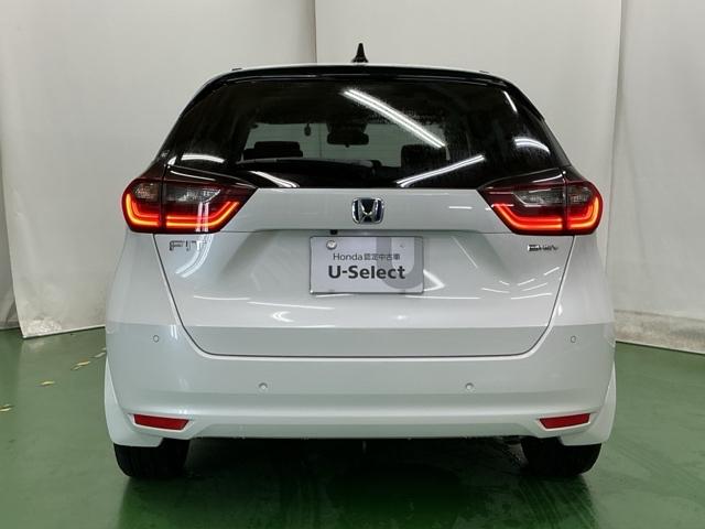 フィット ｅ：ＨＥＶホーム２０周年特別仕様車カーサ　ドラレコ　ナビ　Ｒカメラ　ブルートゥース　前後障害物センサー　ＥＴＣ　ＬＥＤライト　ＵＳＢ　シートヒーター　フルセグ　オートクルーズコントロール　ＡＢＳ　横滑り防止装置　ドライブレコーダー　記録簿（9枚目）