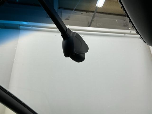 フィット ｅ：ＨＥＶホーム２０周年特別仕様車カーサ　ドラレコ　ナビ　Ｒカメラ　ブルートゥース　前後障害物センサー　ＥＴＣ　ＬＥＤライト　ＵＳＢ　シートヒーター　フルセグ　オートクルーズコントロール　ＡＢＳ　横滑り防止装置　ドライブレコーダー　記録簿（13枚目）