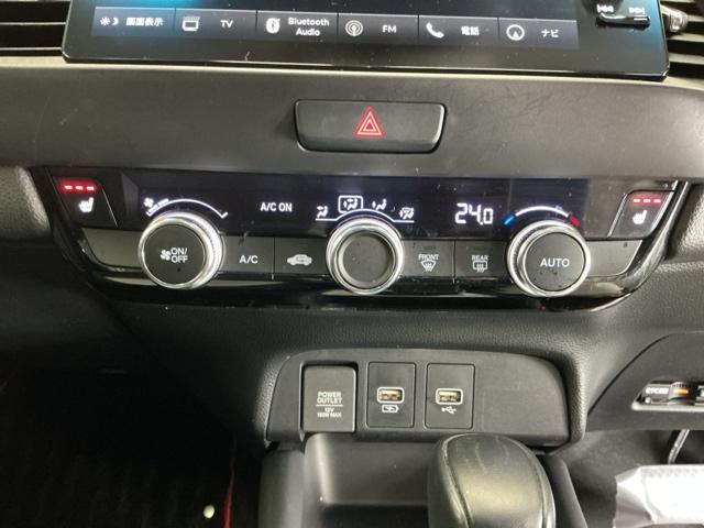 フィット ｅ：ＨＥＶホーム２０周年特別仕様車カーサ　ドラレコ　ナビ　Ｒカメラ　ブルートゥース　前後障害物センサー　ＥＴＣ　ＬＥＤライト　ＵＳＢ　シートヒーター　フルセグ　オートクルーズコントロール　ＡＢＳ　横滑り防止装置　ドライブレコーダー　記録簿（16枚目）