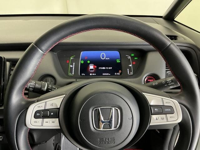 フィット ｅ：ＨＥＶホーム２０周年特別仕様車カーサ　ドラレコ　ナビ　Ｒカメラ　ブルートゥース　前後障害物センサー　ＥＴＣ　ＬＥＤライト　ＵＳＢ　シートヒーター　フルセグ　オートクルーズコントロール　ＡＢＳ　横滑り防止装置　ドライブレコーダー　記録簿（26枚目）