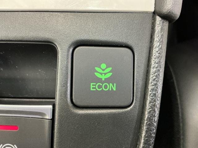 フィット ｅ：ＨＥＶホーム２０周年特別仕様車カーサ　ドラレコ　ナビ　Ｒカメラ　ブルートゥース　前後障害物センサー　ＥＴＣ　ＬＥＤライト　ＵＳＢ　シートヒーター　フルセグ　オートクルーズコントロール　ＡＢＳ　横滑り防止装置　ドライブレコーダー　記録簿（29枚目）