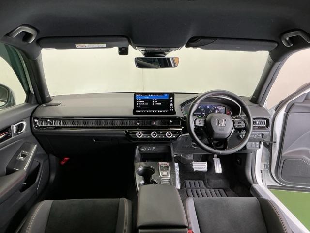 �h���C�o�[�𒆐S�Ɏ��R�Ɏ肪�͂��ʒu�ɂ`�s�Z���N�g���o�[��G�A�R���A�l�X�ȑ���X�C�b�`�Ȃǂ�z�u�A���쐫�ɗD��Ă��܂�