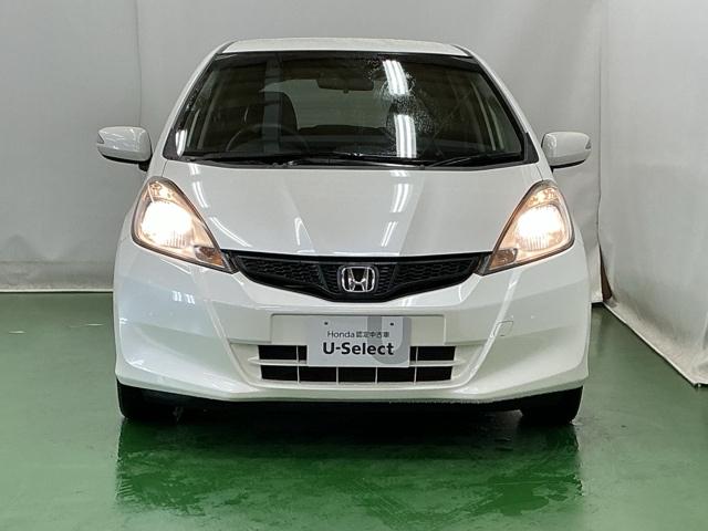 フィット １３Ｇ・スマートセレクション　Ｒカメラ　ＥＴＣ　運転席／助手席エアバッグ　セキュリティアラーム　Ｗエアバック　キーフリー　エアバック　ＰＳ　スマキー　ＰＷ　オートエアコン　ＡＢＳ　リヤカメラ　記録簿付　ＵＳＢ接続（6枚目）