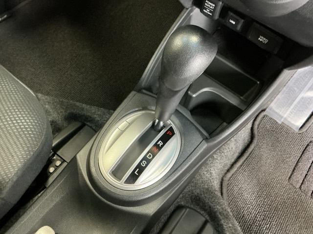 フィット １３Ｇ・スマートセレクション　Ｒカメラ　ＥＴＣ　運転席／助手席エアバッグ　セキュリティアラーム　Ｗエアバック　キーフリー　エアバック　ＰＳ　スマキー　ＰＷ　オートエアコン　ＡＢＳ　リヤカメラ　記録簿付　ＵＳＢ接続（15枚目）