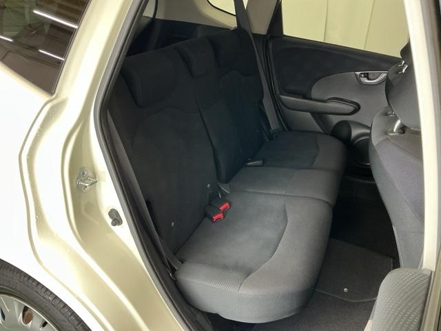 フィット １３Ｇ・スマートセレクション　Ｒカメラ　ＥＴＣ　運転席／助手席エアバッグ　セキュリティアラーム　Ｗエアバック　キーフリー　エアバック　ＰＳ　スマキー　ＰＷ　オートエアコン　ＡＢＳ　リヤカメラ　記録簿付　ＵＳＢ接続（19枚目）