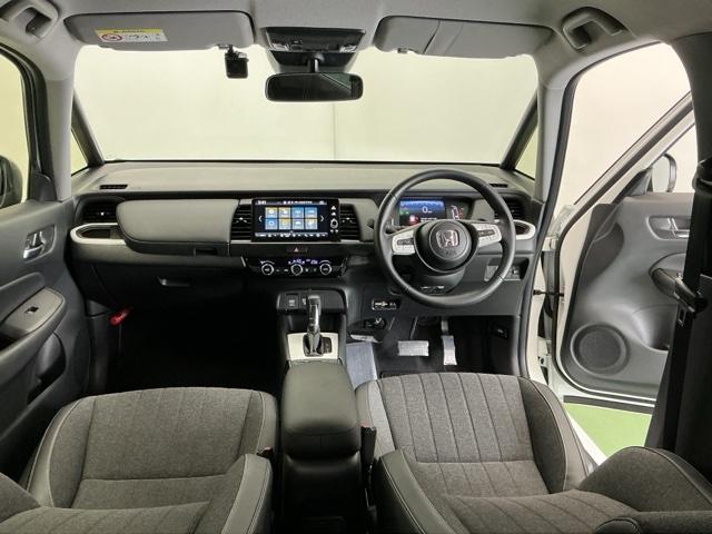 �h���C�o�[�𒆐S�Ɏ��R�Ɏ肪�͂��ʒu�ɂ`�s�Z���N�g���o�[��G�A�R���A�l�X�ȑ���X�C�b�`�Ȃǂ�z�u�A���쐫�ɗD��Ă��܂�