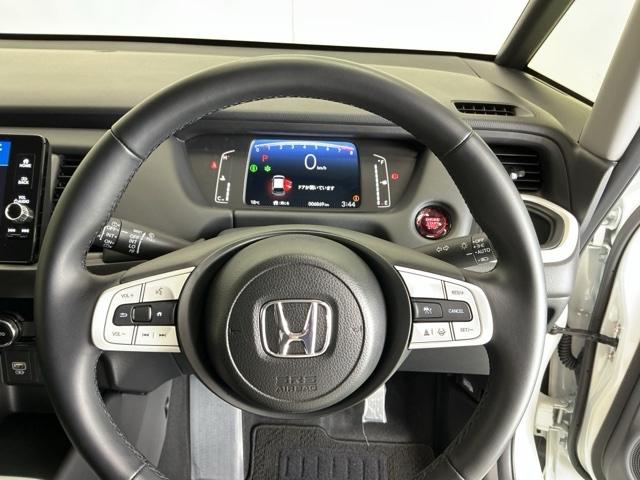 �X�e�A�����O�E�葤�Ɉ��S�^�]�x���@�\�̃z���_�Z���V���O���R���g���[������X�C�b�`�A���葤�ɃI�[�f�B�I�֘A�̃R���g���[���X�C�b�`��z�u�A��������炷���ƂȂ��^�]�ɏW���ł��܂�