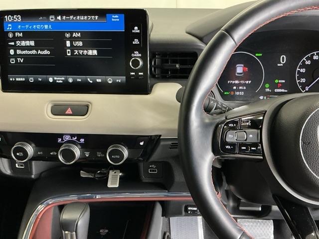 ヴェゼル ｅ：ＨＥＶＰＬａＹ　ナビ　Ｒカメラ　ブルートゥース　フルセグ　パノラミックルーフ　前後センサー　カーテンエアバック　イモビ　Ａライト　シ－トヒ－タ－　記録簿　衝突軽減装置　ＬＥＤヘッドランプ　キーレスエントリー　ＵＳＢ（3枚目）