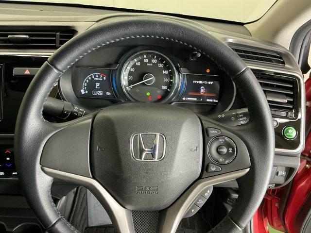 �X�e�A�����O�E�葤�Ɉ��S�^�]�x���@�\�̃z���_�Z���V���O���R���g���[������X�C�b�`�A���葤�ɃI�[�f�B�I�֘A�̃R���g���[���X�C�b�`��z�u�A��������炷���ƂȂ��^�]�ɏW���ł��܂�