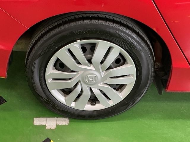 �X�`�[���z�C�[���ɂ͂��ꂢ�ɃN���[�j���O���ꂽ�z�C�[���g�����i�L���b�v�j���t���Ă��܂�