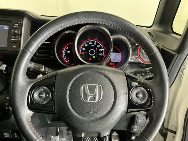 N-BOXカスタム 2トーンカラースタイルGターボSSパッケージ Rカメラ CD ETC ワンセグ シートヒーター オートクルーズコントロール ベンチシート 盗難防止装置 スマートキー アイドリングストップ サイドカーテンエアバック ターボ車 フルオートエアコン(22枚目)