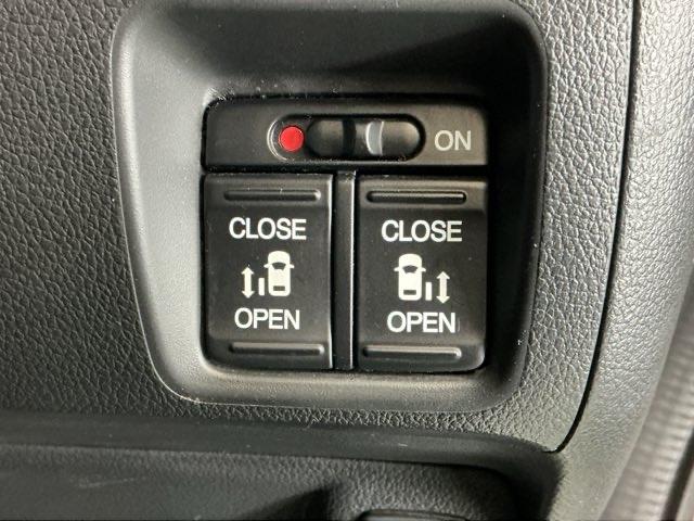 N-BOXカスタム 2トーンカラースタイルGターボSSパッケージ Rカメラ CD ETC ワンセグ シートヒーター オートクルーズコントロール ベンチシート 盗難防止装置 スマートキー アイドリングストップ サイドカーテンエアバック ターボ車 フルオートエアコン(24枚目)