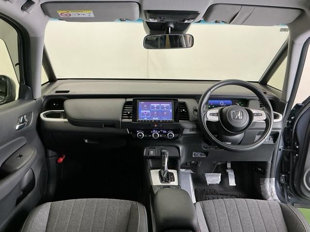 フィット ｅ：ＨＥＶホーム　ナビ　Ｒカメラ　ブルートゥース　フルセグＴＶ　Ａライト　衝突安全ボディ　電格ミラー　ＢＴオーディオ　レーダークルコン　車線維持支援システム　前後ソナー　地デジフルセグ　バックビューモニター　スマキー（2枚目）