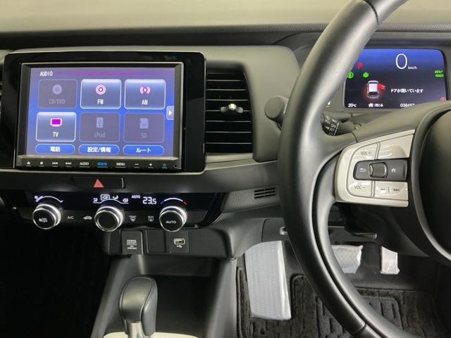 フィット ｅ：ＨＥＶホーム　ナビ　Ｒカメラ　ブルートゥース　フルセグＴＶ　Ａライト　衝突安全ボディ　電格ミラー　ＢＴオーディオ　レーダークルコン　車線維持支援システム　前後ソナー　地デジフルセグ　バックビューモニター　スマキー（3枚目）