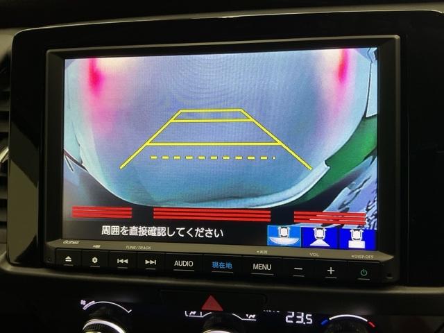 フィット ｅ：ＨＥＶホーム　ナビ　Ｒカメラ　ブルートゥース　フルセグＴＶ　Ａライト　衝突安全ボディ　電格ミラー　ＢＴオーディオ　レーダークルコン　車線維持支援システム　前後ソナー　地デジフルセグ　バックビューモニター　スマキー（12枚目）