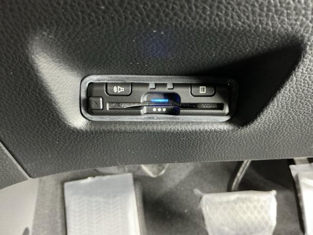 フィット ｅ：ＨＥＶホーム　ナビ　Ｒカメラ　ブルートゥース　フルセグＴＶ　Ａライト　衝突安全ボディ　電格ミラー　ＢＴオーディオ　レーダークルコン　車線維持支援システム　前後ソナー　地デジフルセグ　バックビューモニター　スマキー（13枚目）