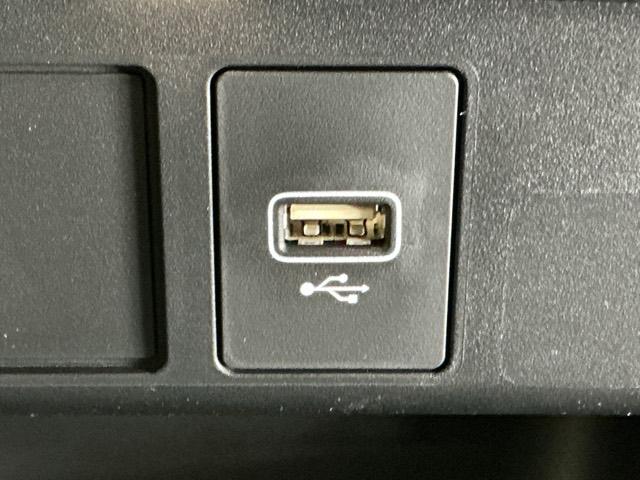 フィット ｅ：ＨＥＶホーム　ナビ　Ｒカメラ　ブルートゥース　フルセグＴＶ　Ａライト　衝突安全ボディ　電格ミラー　ＢＴオーディオ　レーダークルコン　車線維持支援システム　前後ソナー　地デジフルセグ　バックビューモニター　スマキー（14枚目）