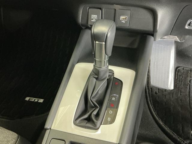 フィット ｅ：ＨＥＶホーム　ナビ　Ｒカメラ　ブルートゥース　フルセグＴＶ　Ａライト　衝突安全ボディ　電格ミラー　ＢＴオーディオ　レーダークルコン　車線維持支援システム　前後ソナー　地デジフルセグ　バックビューモニター　スマキー（18枚目）