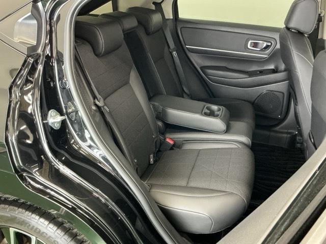 ヴェゼル ｅ：ＨＥＶＺ　ディスプレイオーディオ　Ｒカメラ　ＬＥＤヘッドライト　アダプティブＣＣ　スマートキー＆プッシュスタート　サイドＳＲＳ　オートテールゲート　イモビ　Ｂカメ　キーレスエントリー　Ｃソナー　ＵＳＢポート（26枚目）