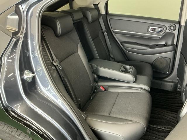 ヴェゼル ｅ：ＨＥＶＺ　ナビ　Ｒカメラ　ブルートゥース　ＥＴＣ　ＬＥＤヘッドライト　アダプティブＣＣ　スマートキー＆プッシュスタート　サイドＳＲＳ　オートテールゲート　イモビ　地デジ　Ｂカメ　キーレスエントリー　Ｃソナー（28枚目）