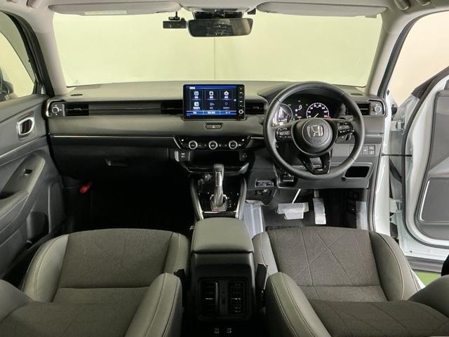 ヴェゼル ｅ：ＨＥＶＺ　ドラレコ　ナビ　Ｒカメラ　ＣＤ　ＥＴＣ　アダプティブＣＣ　スマートキー＆プッシュスタート　サイドＳＲＳ　オートテールゲート　イモビ　地デジ　Ｂカメ　キーレスエントリー　Ｃソナー　ＵＳＢポート　ＰＳ（2枚目）