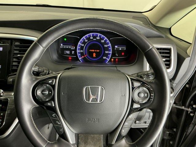 �X�e�A�����O�E�葤�Ɉ��S�^�]�x���@�\�̃z���_�Z���V���O���R���g���[������X�C�b�`�A���葤�ɃI�[�f�B�I�֘A�̃R���g���[���X�C�b�`��z�u�A��������炷���ƂȂ��^�]�ɏW���ł��܂�