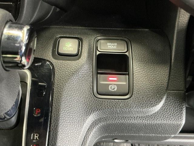 �p�[�L���O�u���[�L�̓X�}�[�g�ȓd�q���䎮�ƍ��킹�ďa�؎����Ƀu���[�L�y�_�����瑫�𗣂��Ă���ԏ�Ԃ�ێ����Ă����I�[�g�u���[�L�z�[���h�@�\�ŉ^�]���y�ɂȂ�܂��B�X�^�[�g�̓A�N�Z���y�_���𓥂ނ���