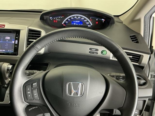 ���葤�ɃI�[�f�B�I�֘A�̃R���g���[���X�C�b�`��z�u�A��������炷���ƂȂ��^�]�ɏW���ł��܂�