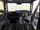 パーキングブレーキはフット式なので運転席と助手席の間はすっきり、移動も楽々です。さっと手が届く位置にＡＴセレクトレバーやエアコンスイッチなどがあり操作性に優れています