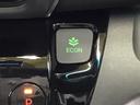ECONスイッチ操作で燃費が良くなるようエアコンやエンジンなどを総合的に制御します