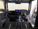 パーキングブレーキはフット式なので運転席と助手席の間はすっきり、移動も楽々です。さっと手が届く位置にＡＴセレクトレバーやエアコンスイッチなどがあり操作性に優れています