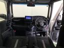 パーキングブレーキはフット式なので運転席と助手席の間はすっきり、移動も楽々です。さっと手が届く位置にＡＴセレクトレバーやエアコンスイッチなどがあり操作性に優れています