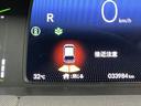 パーキングセンサーシステムは走行中に障害物が迫ると音と表示でお知らせ、低速走行時時の安心感を高めます