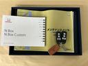メンテナンスノート【点検整備記録簿・保証書】、取説も揃ってます。スマートキーはバッグなどにしまったままボタン操作でエンジンの始動・停止ができて大変便利です