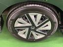 スチールホイールにはきれいにクリーニングされたホイールトリム(キャップ)が付いています