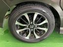 純正アルミホイールです。足元が引き立つので、車全体のイメージがアップしますよ！