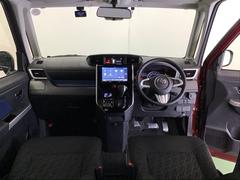 パーキングブレーキはフット式なので運転席と助手席の間はすっきり、移動も楽々です。さっと手が届く位置にＡＴセレクトレバーやエアコンスイッチなどがあり操作性に優れています 2
