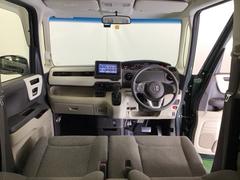 パーキングブレーキはフット式なので運転席と助手席の間はすっきり、移動も楽々です。さっと手が届く位置にＡＴセレクトレバーやエアコンスイッチなどがあり操作性に優れています 2